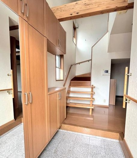 【中古】坂戸市にっさい花みず木中古住宅の玄関|明るい玄関ホールです☆