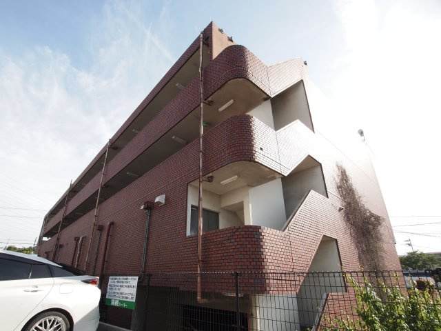 サンプラザ築山の外観