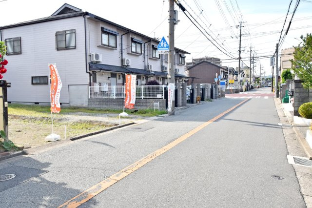 伊丹市春日丘3丁目新築一戸建て│3LDK+駐車駐輪可の前面道路含む現地写真|前面道路は東側公道6.2ｍです。