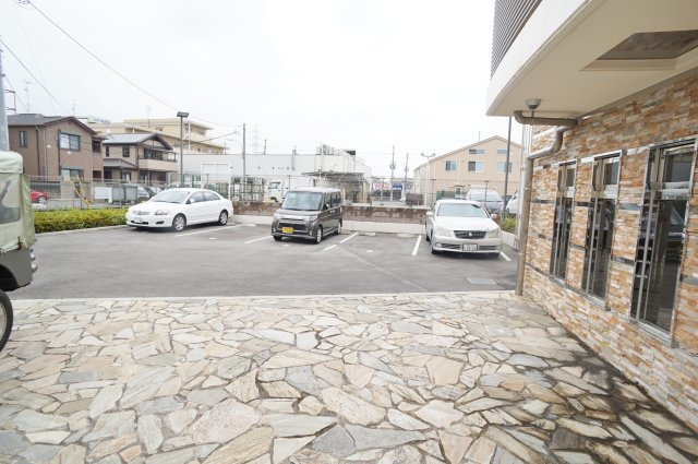 プレシャス小林の駐車場