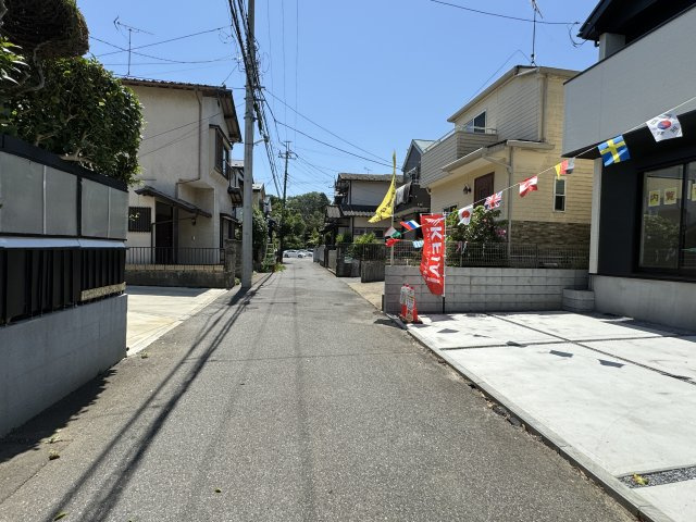 柏市西山2丁目新築戸建【酒井根西小学校：7分】の前面道路含む現地写真|東側前面道路