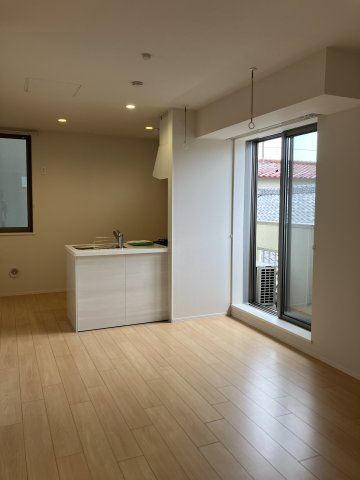 【居間・リビング】 | la casa dolce 雪谷 | 窓が多く開放感のあるお部屋です！