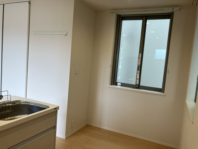 【キッチン】 | la casa dolce 雪谷 | キッチン周辺にも窓があり明るいですよ♪