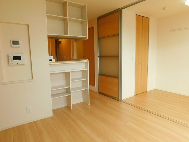【居間・リビング】 | レジデンス朝日町　A棟 | ※同建物同型別のお部屋