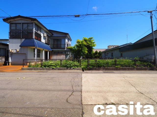 【外観】 | 【建築条件なし】大仙市大曲戸巻町 １２４坪区画の整った住宅街の南側道路 解体更地渡し