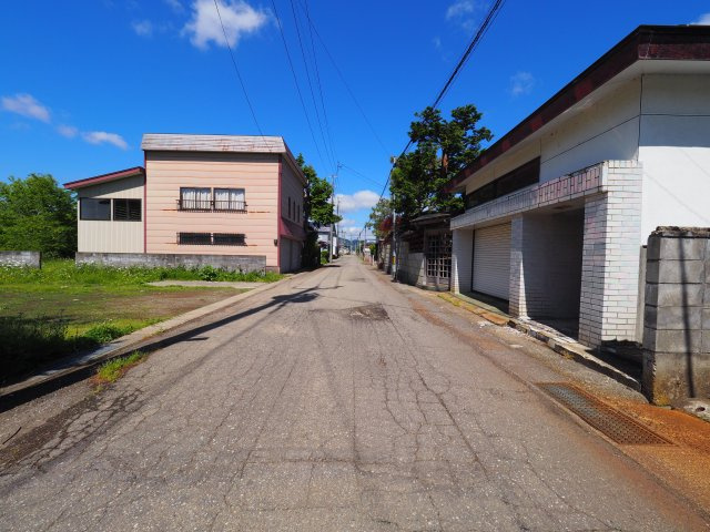 【周辺】 | 【建築条件なし】大仙市大曲戸巻町 １２４坪区画の整った住宅街の南側道路 解体更地渡し