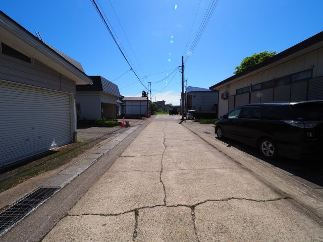 【外観】 | 【建築条件なし】大仙市大曲戸巻町 １２４坪区画の整った住宅街の南側道路 解体更地渡し