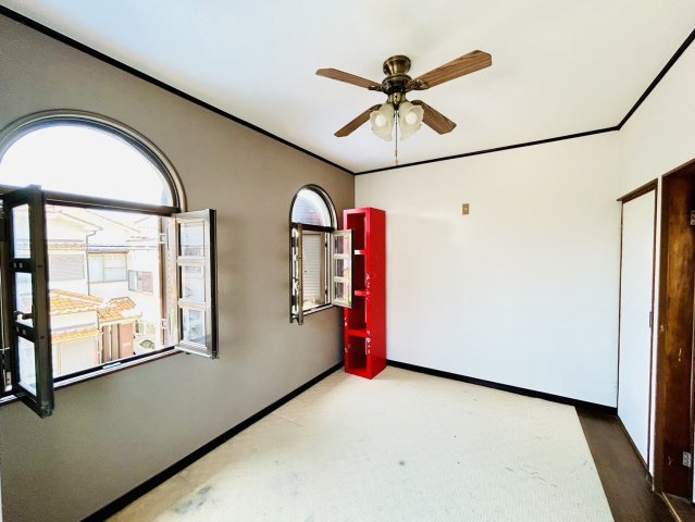 岸和田市神須屋町　中古戸建の洋室|お洒落な観音開きの窓付き洋室◎