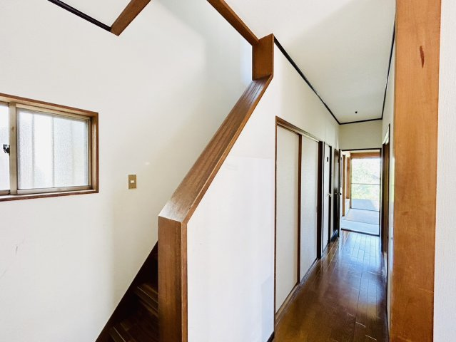 岸和田市神須屋町　中古戸建の洋室|お洒落な観音開きの窓付き洋室◎