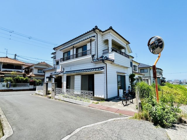 岸和田市神須屋町　中古戸建の外観|角地、前道広々とした前道で日当たり良好です◎