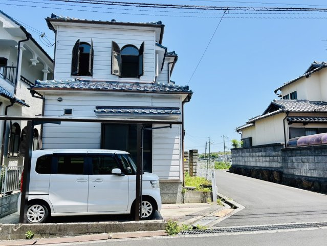岸和田市神須屋町　中古戸建の外観|角地、前道広々とした前道で日当たり良好です◎