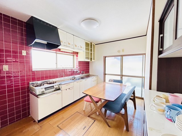 岸和田市神須屋町　中古戸建のキッチン|約7帖で日当たり良好のダイニングキッチンでご家族皆様が団らんできる空間◎