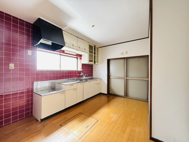 岸和田市神須屋町　中古戸建のキッチン|約7帖で日当たり良好のダイニングキッチンでご家族皆様が団らんできる空間◎