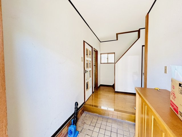 岸和田市神須屋町　中古戸建の玄関|広々としたお家の入口として採光も充実した玄関◎　