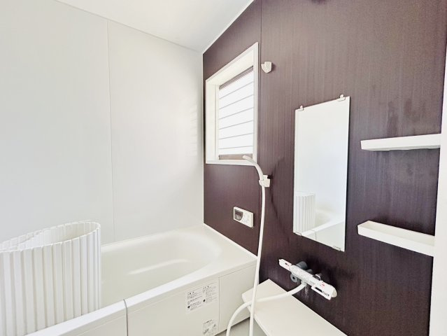 岸和田市神須屋町　中古戸建の浴室|白を基調にしたお風呂で一日の疲れを癒すゆったりスペースを確保◎