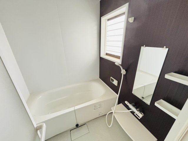岸和田市神須屋町　中古戸建の浴室|白を基調にしたお風呂で一日の疲れを癒すゆったりスペースを確保◎