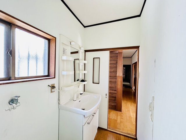 岸和田市神須屋町　中古戸建の独立洗面台|白を基調にスペースを確保した脱衣所◎