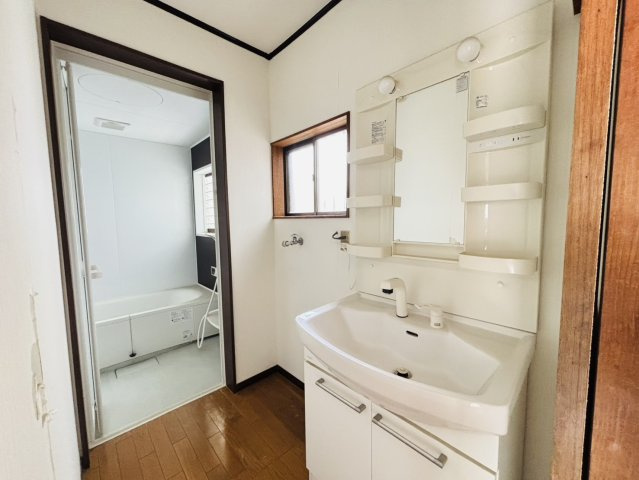 岸和田市神須屋町　中古戸建の独立洗面台|白を基調にスペースを確保した脱衣所◎