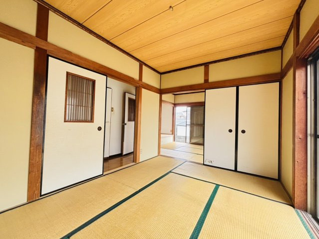 岸和田市神須屋町　中古戸建の和室|日当たり、風通しの良い1階角の和室◎収納も充実◎洋室にも変更可能です◎