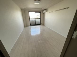 【居間・リビング】 | コンフォール柳田 | 同タイプ。反転間取りの写真です。