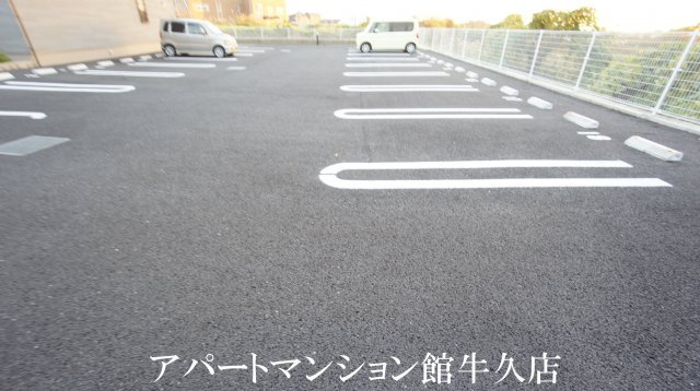 グレンディール　Ⅱの駐車場