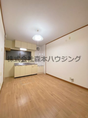 【居間・リビング】 | 　辻本ハイツ | ゆったり過ごせる居間です