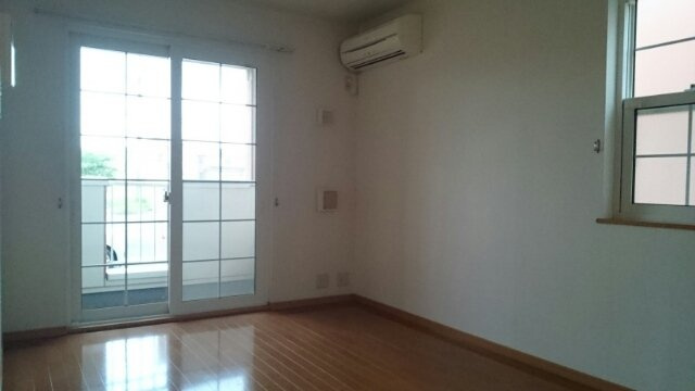 【居間・リビング】 | サンライト若松　Ⅱ | こちらのリビングで趣味の時間をお楽しみください