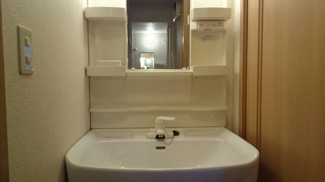 サンライト若松　Ⅱの洗面所|明るい洗面所です