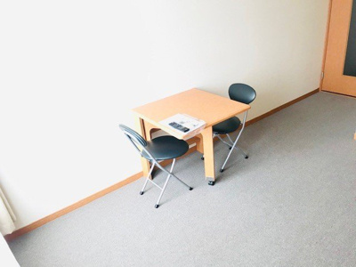 【その他】 | レオパレスリバーサイド | 折り畳み式テーブル・イス2脚付き