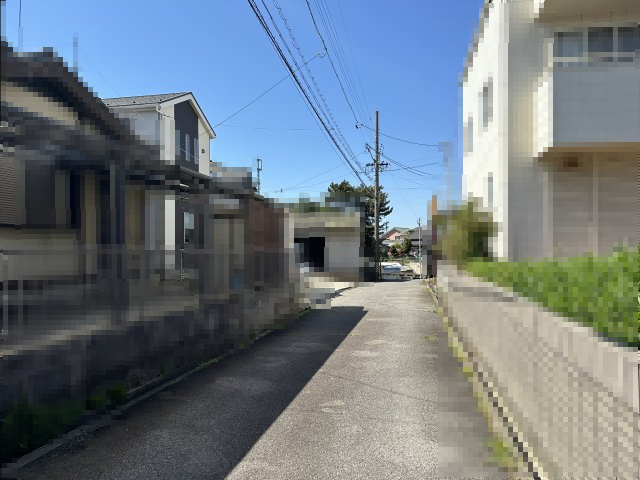 碧南市堀方町二丁目　中古住宅の前面道路含む現地写真