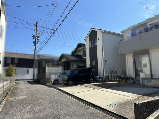 碧南市堀方町二丁目　中古住宅の前面道路含む現地写真