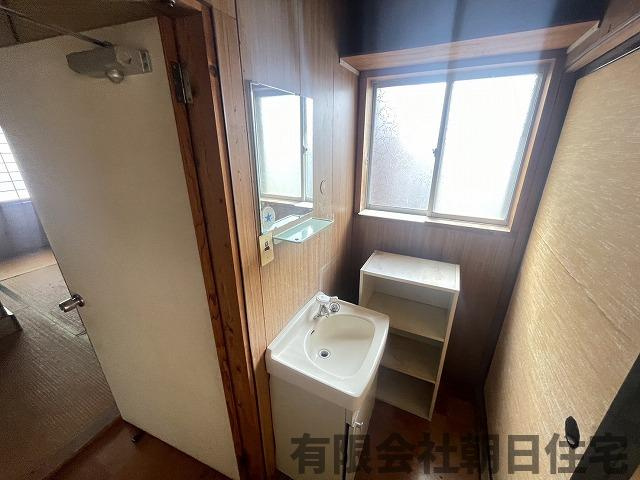 【洗面所】 | 横浜町中古戸建 | 明るい洗面所です