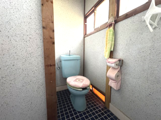 高知市新田町のトイレ|玄関入って右手に水洗トイレがあります。