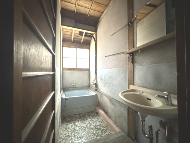 高知市新田町の浴室|玄関入って左手に洗面・浴室があります。