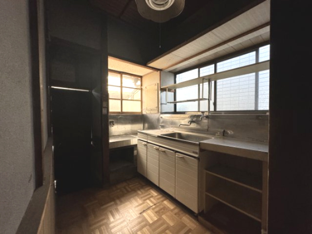 高知市新田町のキッチン|洗面浴室のさらに奥にキッチンがあります。