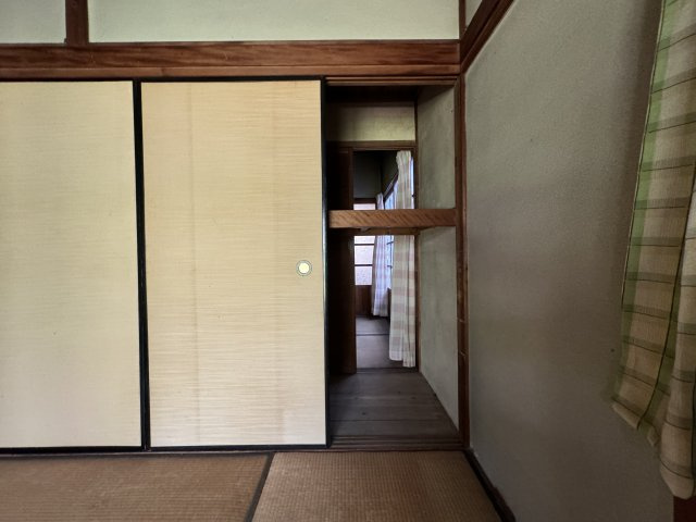 高知市新田町の収納|　帖東側和室の収納。お隣の　帖東側和室とつながった収納です。
