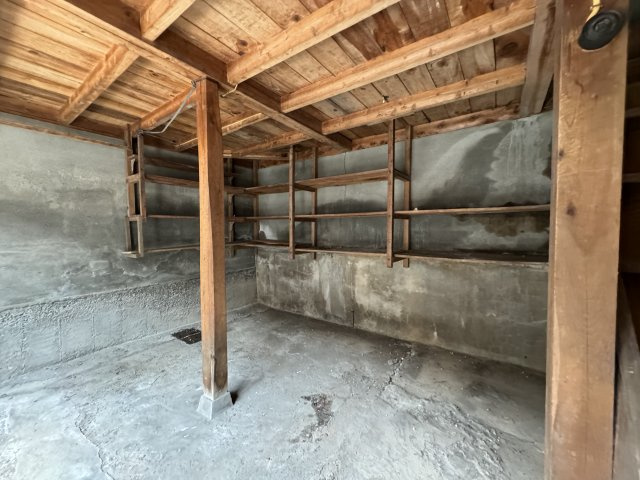 高知市新田町の収納|玄関すぐ近くにある倉庫の1階部分