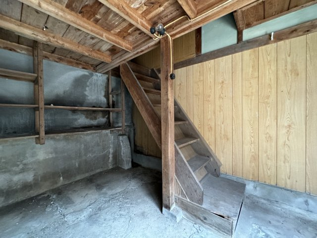 高知市新田町の収納|玄関すぐ近くにある倉庫の1階部分