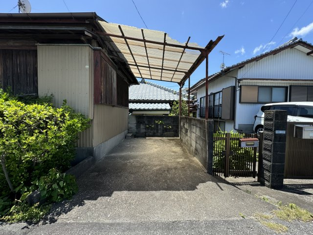 高知市新田町の駐車場|北側にカーポートがあり、軽自動車1台駐車可能です。南側の庭部分の塀を撤去すれば、南側にも3台は駐車可能となります。