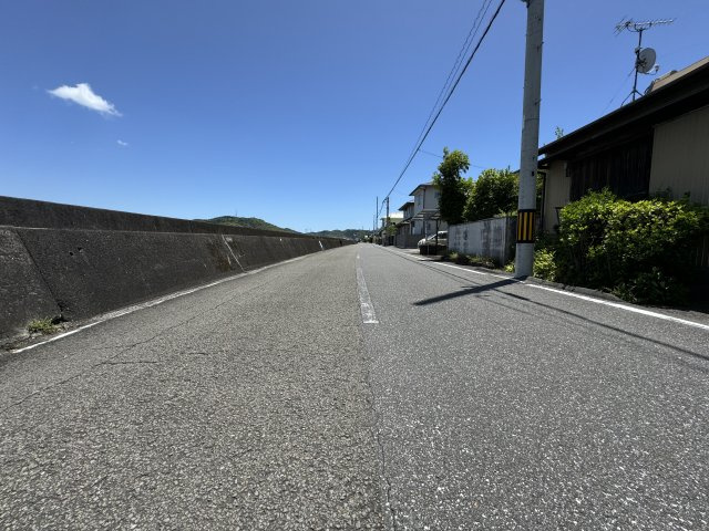 高知市新田町の前面道路含む現地写真|北側道路。西側から東向きを撮影