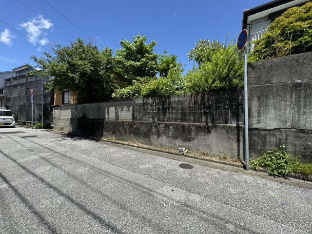 高知市新田町の外観|南側。塀がありますが、撤去すれば3台は駐車可能となります。