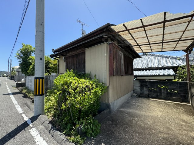 高知市新田町の駐車場|北側に、カーポートの駐車スペースと、2階建て倉庫があります。