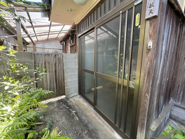 高知市新田町の玄関|左手は倉庫に通じています。