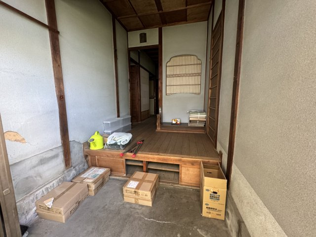 高知市新田町の玄関|玄関には少しだけ荷物がありますが、内部には残置物はありません。