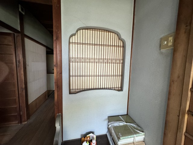 高知市新田町の玄関|玄関正面には和の趣きのある格子があります。