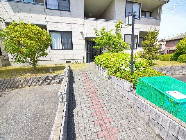 エルモンテ桜ヶ丘のエントランス