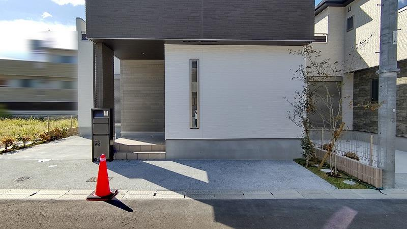 【価格変更！】ストークガーデン箕面半町　新築戸建３号地の外観|２台駐車可（車種制限あり）