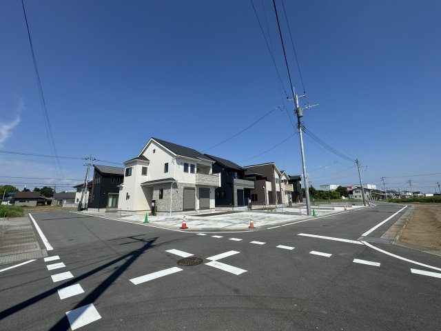 新築　高崎市下之城町　Blooming　Garden　1号棟の前面道路含む現地写真|現地写真　南側接道幅員約6ｍ　西側接道幅員約7.1ｍ
