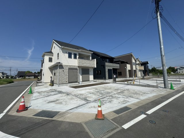 新築　高崎市下之城町　Blooming　Garden　1号棟の駐車場|現地写真　 駐車スペース広々！建物南側に並列で３台置けます♪
