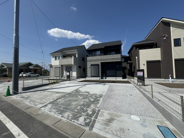 新築　高崎市下之城町　Blooming　Garden　2号棟の駐車場|現地写真　 駐車スペース広々！建物南側に並列で３台置けます♪
